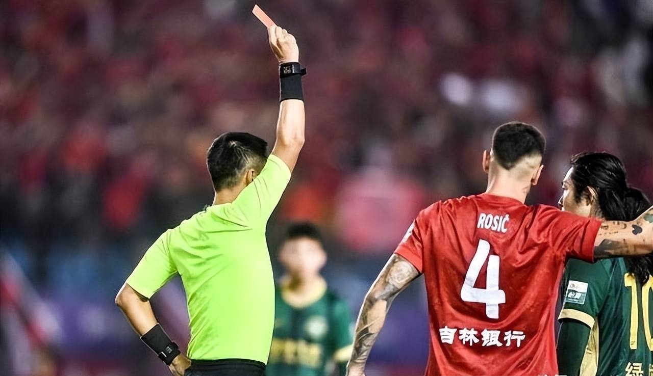 开云app包含今晨山东泰山备战中超，更衣室发声细节曝光，压力陡增，赛程密集仍需轮换的词条