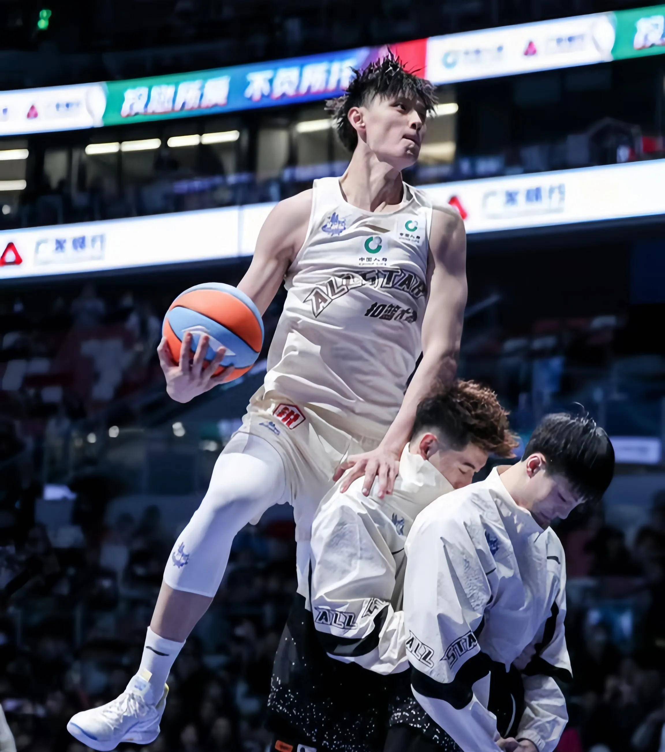 赛地聚焦——CBA季后赛转会期热度飙升;犹他爵士队长鼓劲;悬念犹存;纪律约束更严格的简单介绍 赛地聚焦——CBA季后赛转会期热度飙升;犹他爵士队长鼓劲;悬念犹存;纪律约束更严格的简单介绍