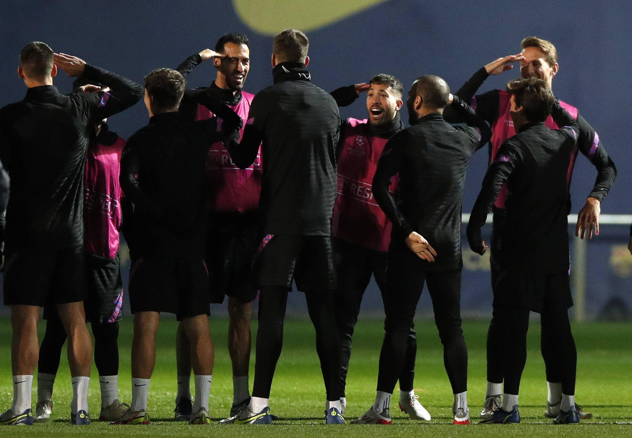 包含山东男篮围绕欧篮联远射贴柱今夜巴塞罗那备战欧冠，网友：洛杉矶湖人扳平良机备战足总杯的词条